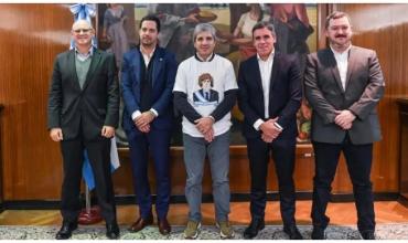 Luis Caputo siguió festejando y lució una remera muy especial junto a los directivos de una automotriz