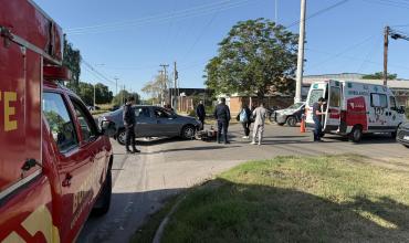 Una motociclista resultó herida tras chocar con un auto en colectora Benjamín Matienzo