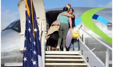 Aterrizó el primer vuelo de "autodeportados" con niños ciudadanos estadounidenses