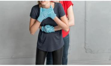 Cómo hacer la maniobra de Heimlich, la técnica que en el 90% de los casos puede salvar una vida