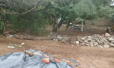 Denuncian el robo de columnas de hierro en un terreno de Ulapes