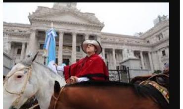 Duelo a caballo y con rebenques: el senador Francisco Paoltroni se cruzó con un intendente peronista por la reelección indefinida en Formosa