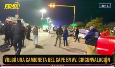 Volcó una camioneta del CAPE en Av Circunvalación 