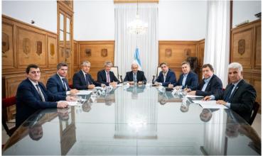 En paralelo a los reclamos, ya son 12 los gobernadores que firmaron el convenio por los dólares en el colchón