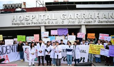 Se agrava el conflicto en el Garrahan: los residentes rechazaron la propuesta salarial del Gobierno y seguirán con el paro