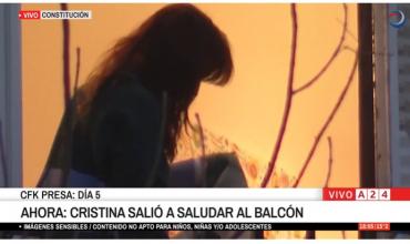 Cristina Kirchner volvió a salir al balcón a saludar a la militancia tras el "banderazo" en Parque Lezama