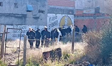 Macabro hallazgo en Viedma: encuentran cuerpo enterrado bajo escombros tras denuncia por homicidio