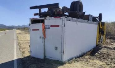 Un camionero de La Rioja volcó en Valle Fértil, tuvo que ser asistido por bomberos y derivado al hospital local