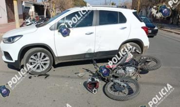 Siniestro vial entre un auto y una motocicleta dejó daños materiales