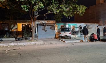Grave accidente en Av. Alem:  un efectivo policial sufrió fracturas al chocar contra un auto y una vivienda