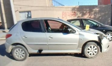 Violento choque en barrio Luis Vernet: Un menor huyó y dejó a su acompañante herida