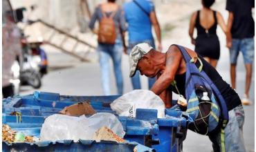 Revolver en los basureros para buscar comida: el día a día de los indigentes en Cuba