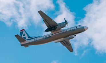 Tragedia en Rusia: se estrelló un avión con 49 personas a bordo y encontraron su fuselaje en llamas