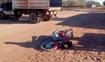 Un motociclista resultó herido al impactar contra un camión municipal en Desiderio Tello