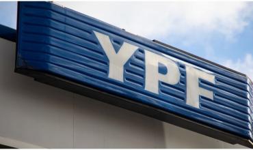 Juicio por YPF: la jueza ordenó al país que entregue chats de WhatsApp y mails de Luis Caputo y Sergio Massa y el Gobierno apelará