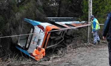 Vuelco de un colectivo en Bariloche tras desmayo del conductor