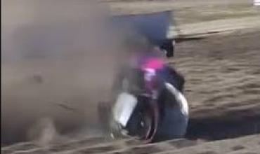 El impactante vuelco y las más de diez vueltas de un auto al perder el control en plena carrera en General Roca