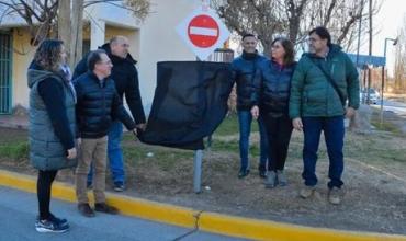 Insólito: un intendente en Neuquén inauguró un cartel para cambiar de sentido una calle y el video se hizo viral