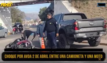 Choque entre una moto y una camioneta terminó sin heridos