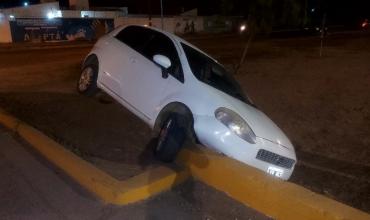 Conductor alcoholizado perdió el control y chocó contra una alcantarilla