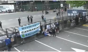 La insólita bandera que apareció frente al Congreso en la marcha de jubilados