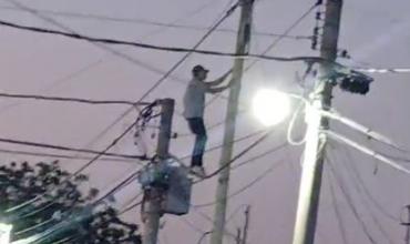 La Rioja: joven de 22 años se subió a los cables en el barrio Islas Malvinas y amenazó con tirarse