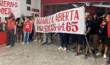 El tenso momento en el que un grupo de socios de Independiente irrumpió en la sede y reclamó contra la dirigencia