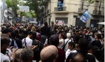 Explotaron los vecinos de CFK, tras otra marcha frente a su casa: "Estamos repodridos, los jueces no tienen pelotas"