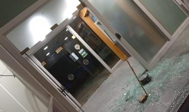 Daños en el acceso a los cajeros del Banco Nación de Aimogasta por fuertes ráfagas de viento