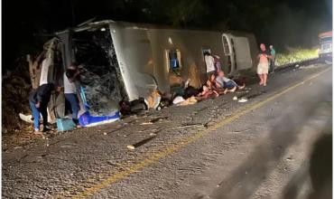 Trágico accidente en Brasil: al menos 16 muertos tras el vuelco de un autobús turístico en Pernambuco