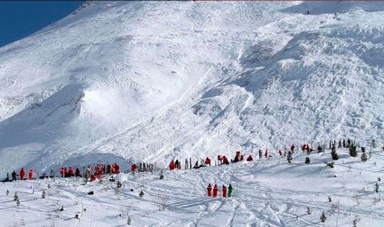 Mueren tres esquiadores en avalancha en Alpes franceses Mueren tres esquiadores en avalancha en Alpes franceses
