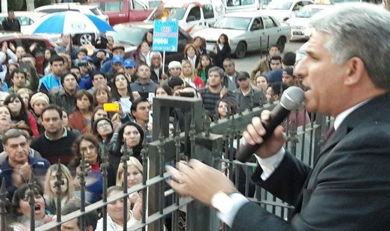 Exgobernador argentino pernocta en un tribunal en protesta por un trámite electoral
