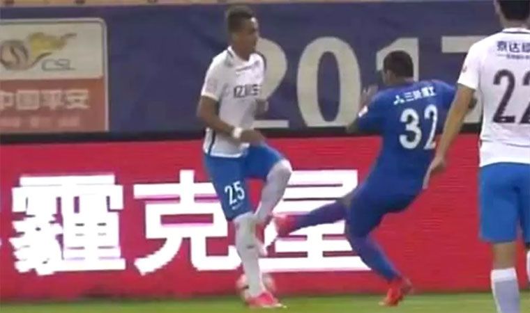 Carlos Tevez y su equipo de mal en peor en China