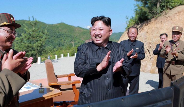 Kim Jon-un celebra con su súbditos lanzamiento de su misil