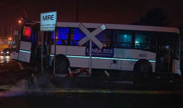 Choque fatal entre un tren y un colectivo Choque fatal entre un tren y un colectivo