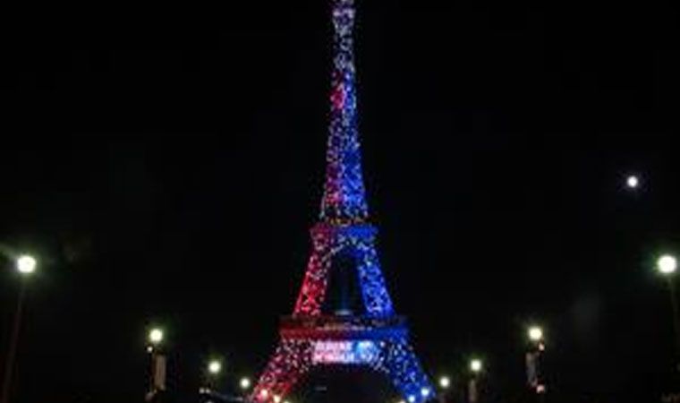 Hombre detenido con cuchillo en la Torre Eiffel quería atacar a militar