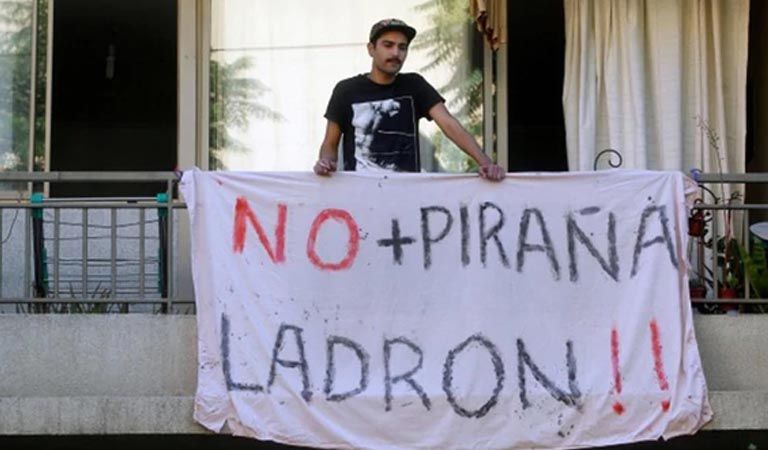 Grupo de jóvenes estudiantes intentó tomarse el Comando de Sebastián Piñera Grupo de jóvenes estudiantes intentó tomarse el Comando de Sebastián Piñera