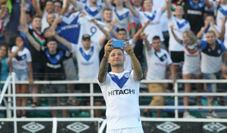 Mauro Zárate, recibido como ídolo en su regreso a Vélez