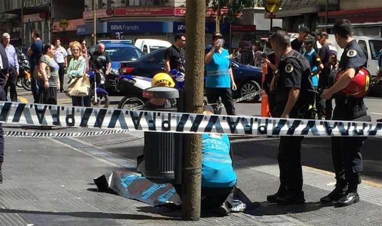 Una turista francesa murió tras caer de un octavo piso