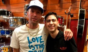 El líder de Coldplay fue a comprar una guitarra, cantó con los vendedores y hasta les regaló entradas