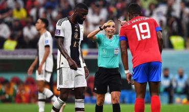 La árbitra francesa Stéphanie Frappart hace historia en Qatar 2022