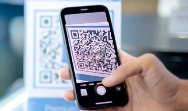 El Banco Central dispuso que se pueda pagar con QR usando cualquier billetera digital