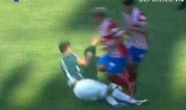 La brutal patada que recorre el mundo: lesionó a dos rivales en simultáneo