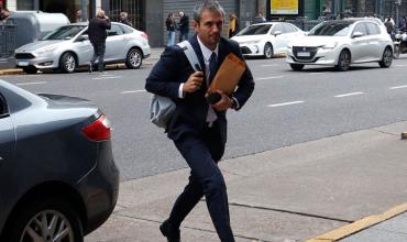 Denuncián que Martín Menem usó una camioneta oficial para mandar a los diputados a ver Astiz