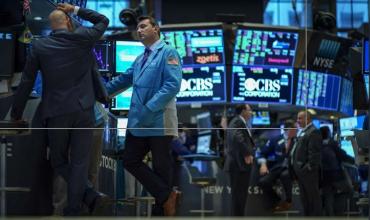 Caída en el precio de las acciones y suba del riesgo país a pesar del apoyo del FMI