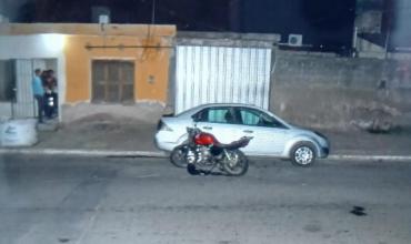 Siniestro vial en barrio Islas Malvinas: un peatón fue atropellado por una motocicleta