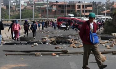 Seguidores de Evo Morales emboscaron un policía con dinamita durante bloqueos en Bolivia