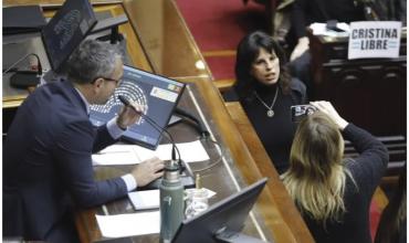 El Gobierno llamó "cavernícolas" a los diputados K que increparon a Espert y ratificó el veto de Milei
