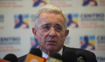 Presentan nueva denuncia penal contra Álvaro Uribe por “hostigamiento y amenazas”