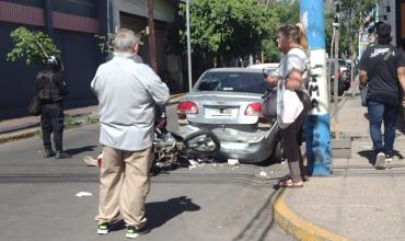 Fuerte choque en el centro: una moto terminó contra un auto estacionado